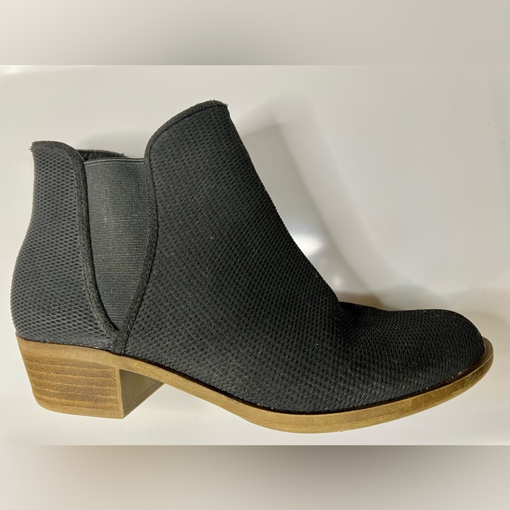Kensie bootie size 8 upper textile leather